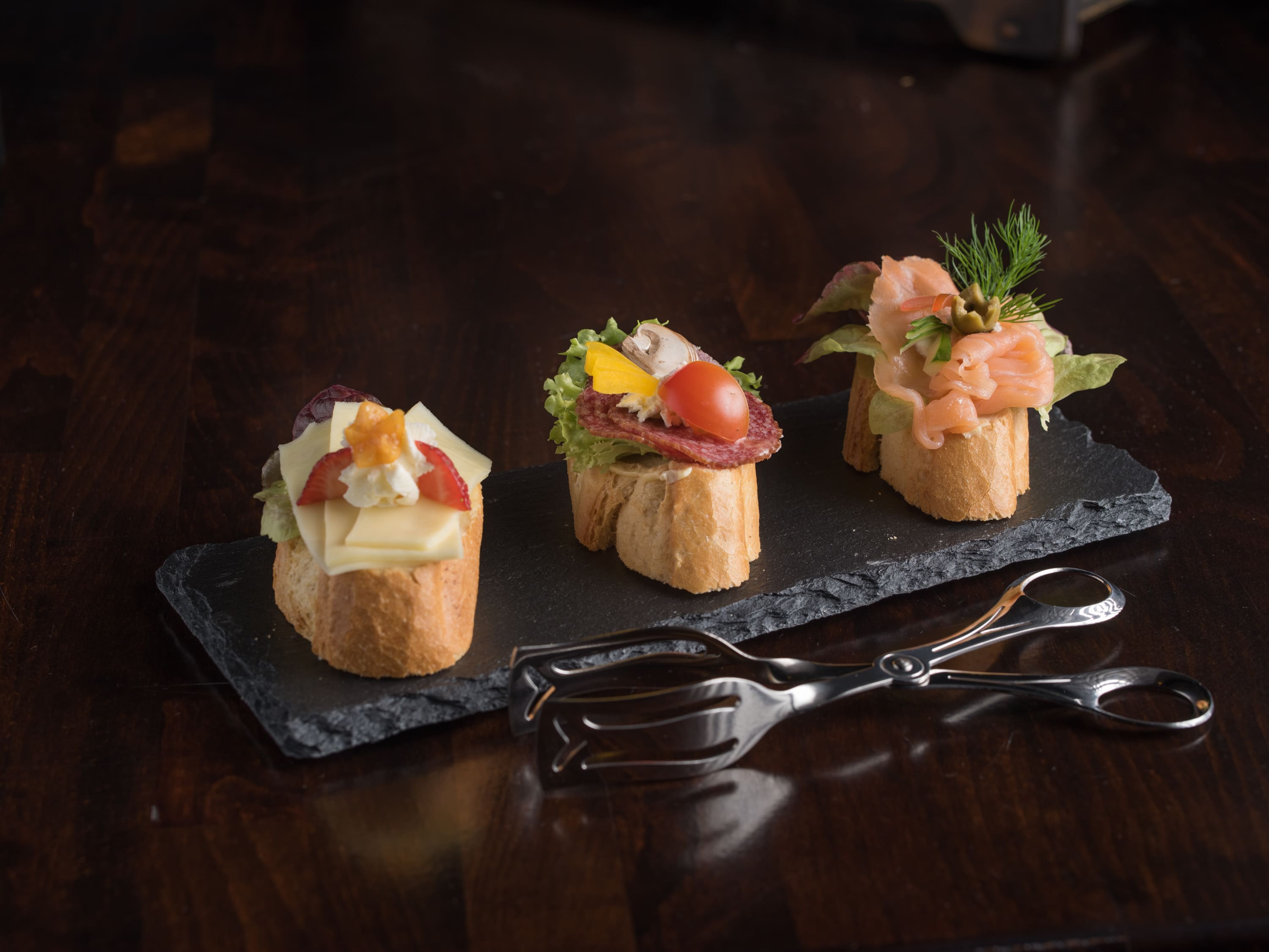 Reich garnierte Canapés